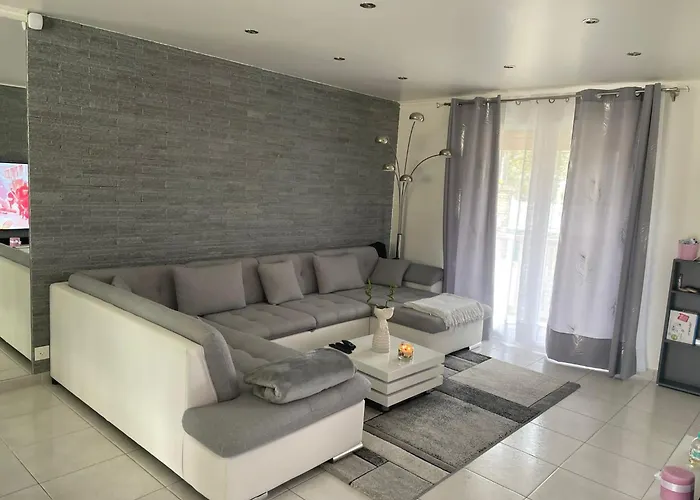 Maison Paisible Avec Piscine Дом отдыха Osny